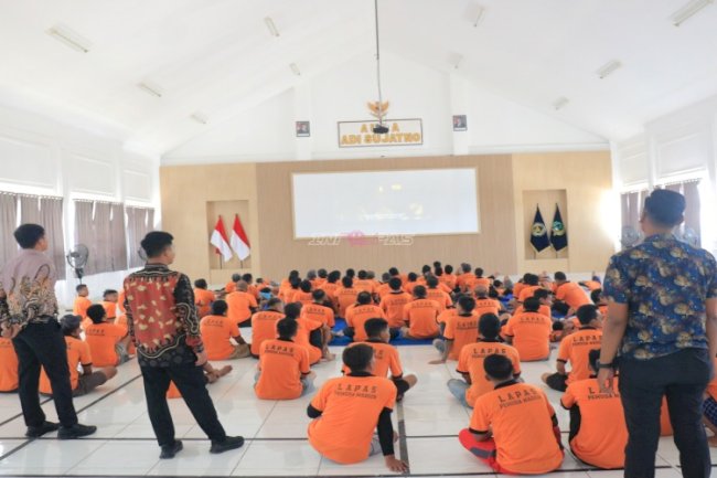 Bioskop ala Lapas! Warga Binaan Pemuda Madiun Nobar Film dalam Suasana Santai