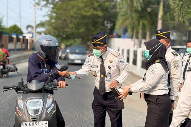 Bapas Palu Bagikan Masker kepada Warga Terdampak Kabut Asap