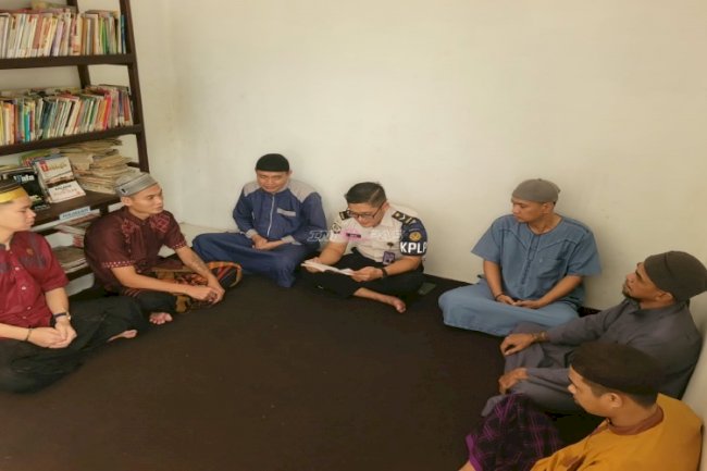 Resensi Buku bersama Petugas, Santri Lapas Tanjung Pelajari Makna Salat Berjemaah