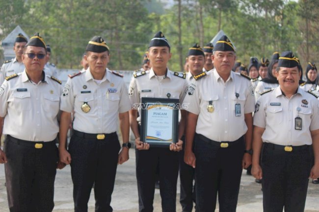 Apresiasi Dedikasi dan Loyalitas, Kanwil Ditjenpas Sultra Berikan Penghargaan Pegawai Terbaik TW III