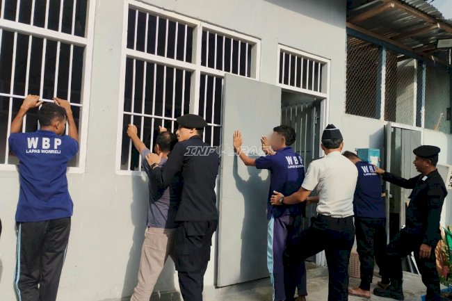 Cegah Barang Terlarang, Lapas Wonreli Geledah Kamar Hunian
