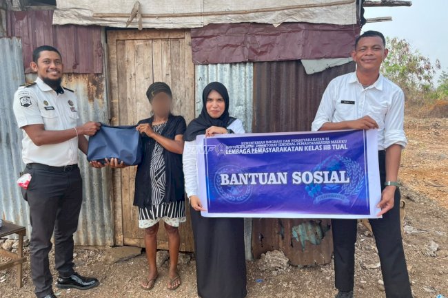 Lapas Tual Salurkan Bansos Sembako Langsung ke Rumah Warga