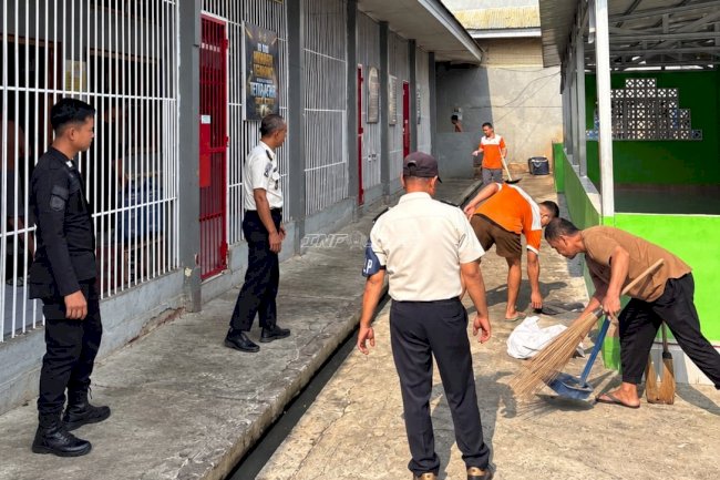 Jaga Kebersihan dan Keamanan Blok Hunian, Petugas Lapas Tolitoli Laksanakan Kontrol Rutin