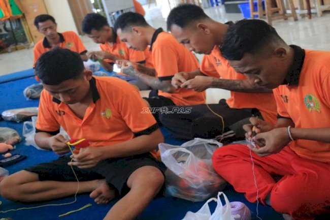 Merajut Kreativitas, Warga Binaan Lapas Pemuda Madiun Siapkan Bekal Kemandirian