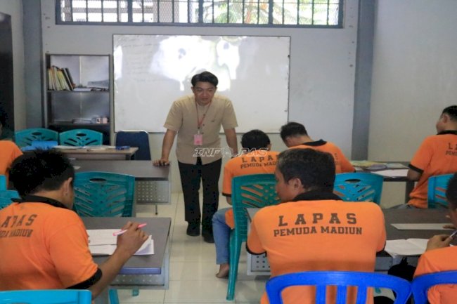 Lewat Program Kejar Paket B, Warga Binaan Lapas Pemuda Madiun Belajar Bahasa Inggris 