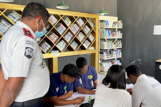 Dukung Pembinaan, Karutan Masohi Pantau Pembelajaran Calistung Warga Binaan