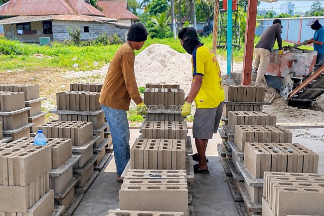 Lapas Kendari Bekali Warga Binaan Keterampilan Produksi Batako Pres