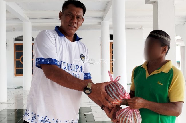 Gelar Bakti Sosial, Lapas Namlea Bersihkan Fasilitas Ibadah dan Salurkan Bansos