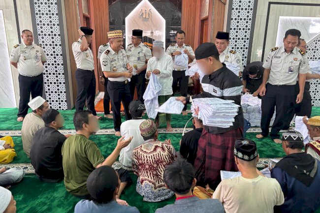 Kalapas Cipinang Bagikan Ratusan Baju Koko, Dorong 200 Santri Jadi Teladan bagi Warga Binaan