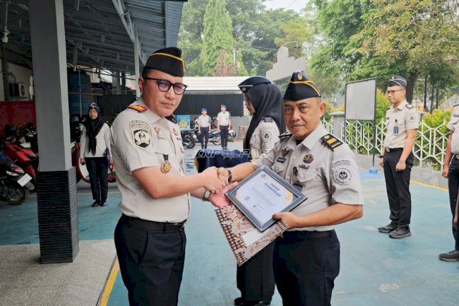 Rutan Kandangan Beri Penghargaan Pegawai Teladan sekaligus SK Purnabakti