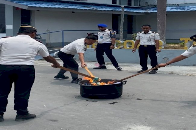 Rutan Masohi Musnahkan Barang Terlarang Hasil Razia Kamar Hunian
