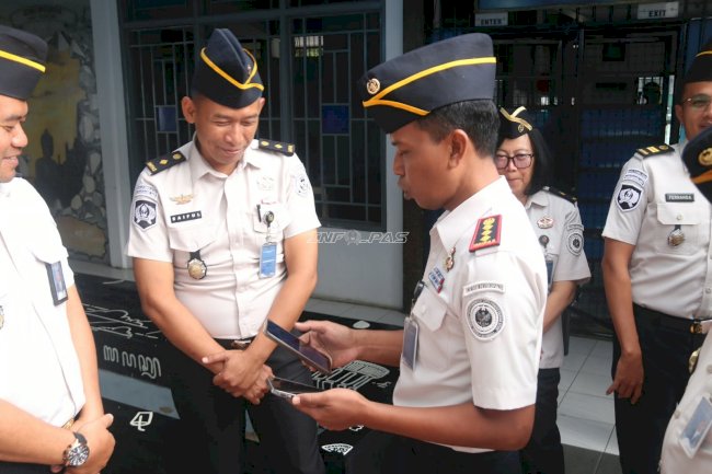 Cegah Judi Online, Kalapas Magelang Periksa HP dan Beri Arahan Pegawai