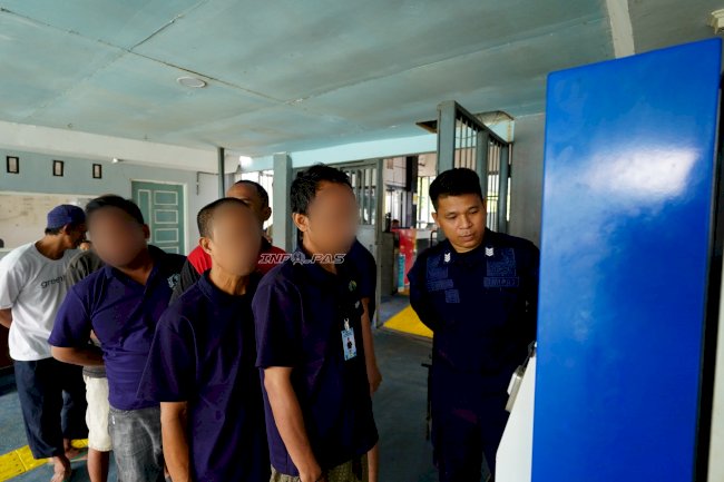 Pastikan Informasi Mudah Diakses, Lapas Narkotika Karang Intan Dampingi Warga Binaan Gunakan Self Service