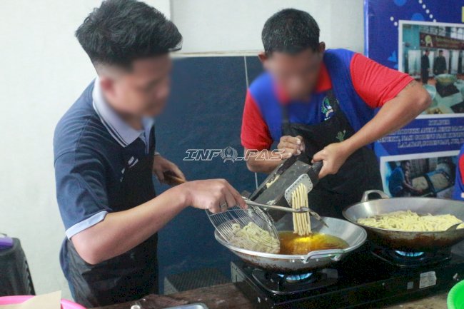 Lapas Banjarmasin Kembangkan Keterampilan Warga Binaan lewat Produksi Camilan Akar Pinang