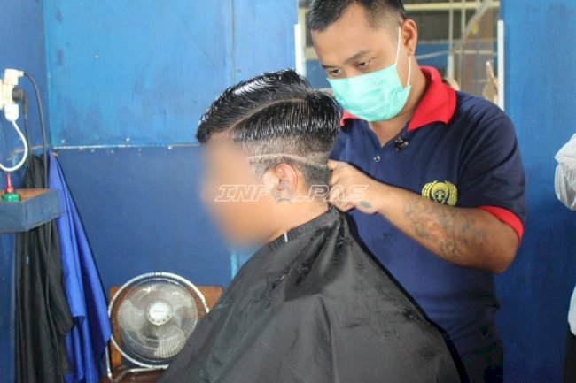 Asah Keterampilan Kerja, Warga Binaan Lapas Jember Praktik Potong Rambut