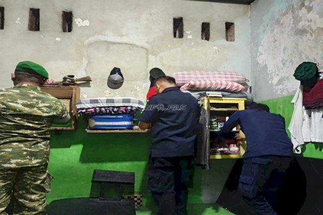 Komitmen Bersama Jaga Kamtib, Lapas Wahai dan TNI Sterilkan Kamar Hunian Warga Binaan