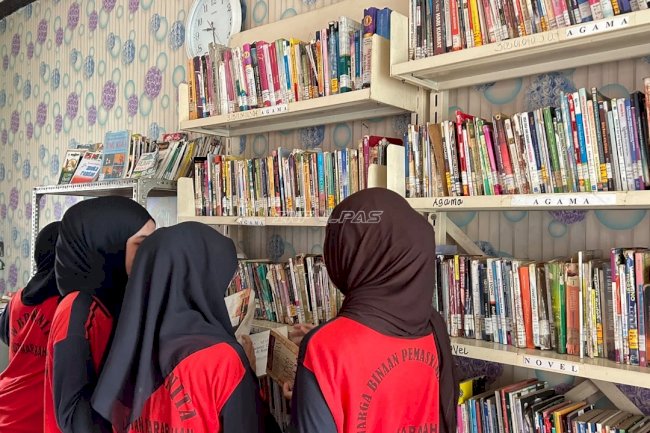 Dari Waktu Luang Jadi Wawasan, Warga Binaan Rutan Marabahan Manfaatkan Layanan Perpustakaan