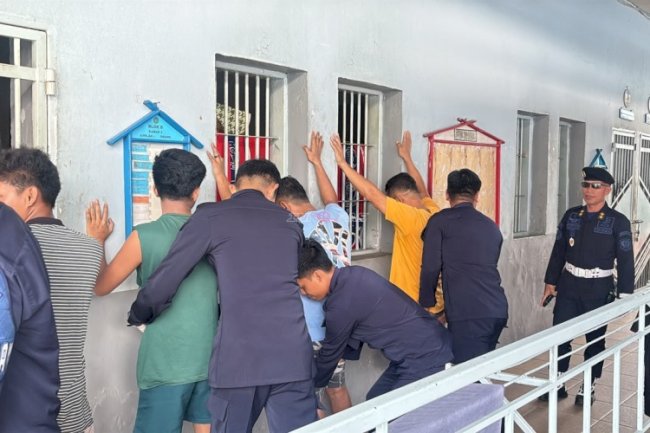 Perkuat Zero Halinar, Lapas Palopo Gelar Razia Blok Hunian
