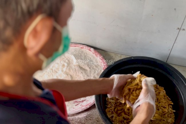 Kembangkan Produk Unggulan, Warga Binaan Lapas Kotabaru Produksi Keripik Usus