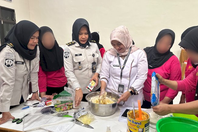 Asah Keterampilan Kuliner, Warga Binaan Lapas Perempuan Pangkalpinang Praktik Membuat Aneka Kue Kering
