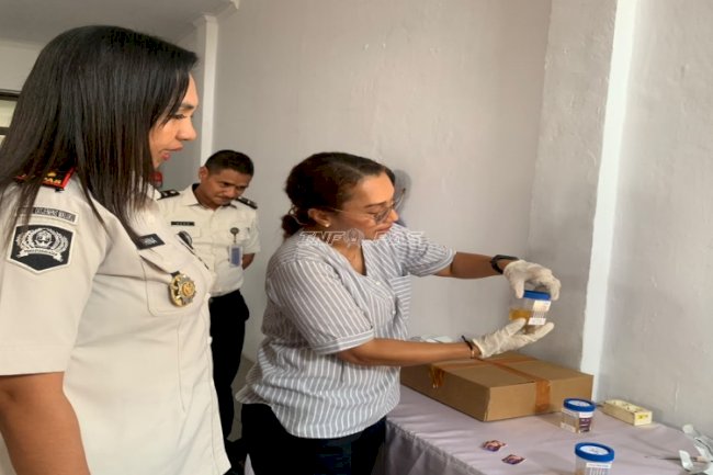 Pastikan Lingkungan Kerja Bersih dari Narkoba, Bapas Saumlaki Tes Urine Petugas dan Klien Pemasyarakatan