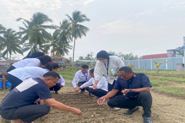 Karutan Masohi Pimpin Penanaman Kangkung dan Cabai bersama Warga Binaan dan Peserta Magang