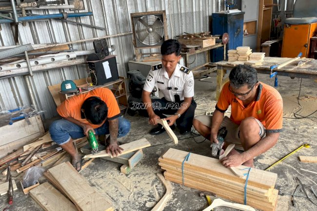 Warga Binaan Lapas Pemuda Madiun Produksi 100 Hanger dan Kotak Tisu