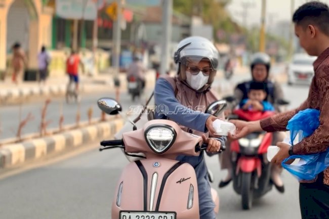 Lapas Kotabaru Bagikan Makanan Siap Saji kepada Masyarakat melalui Jumat Berkah